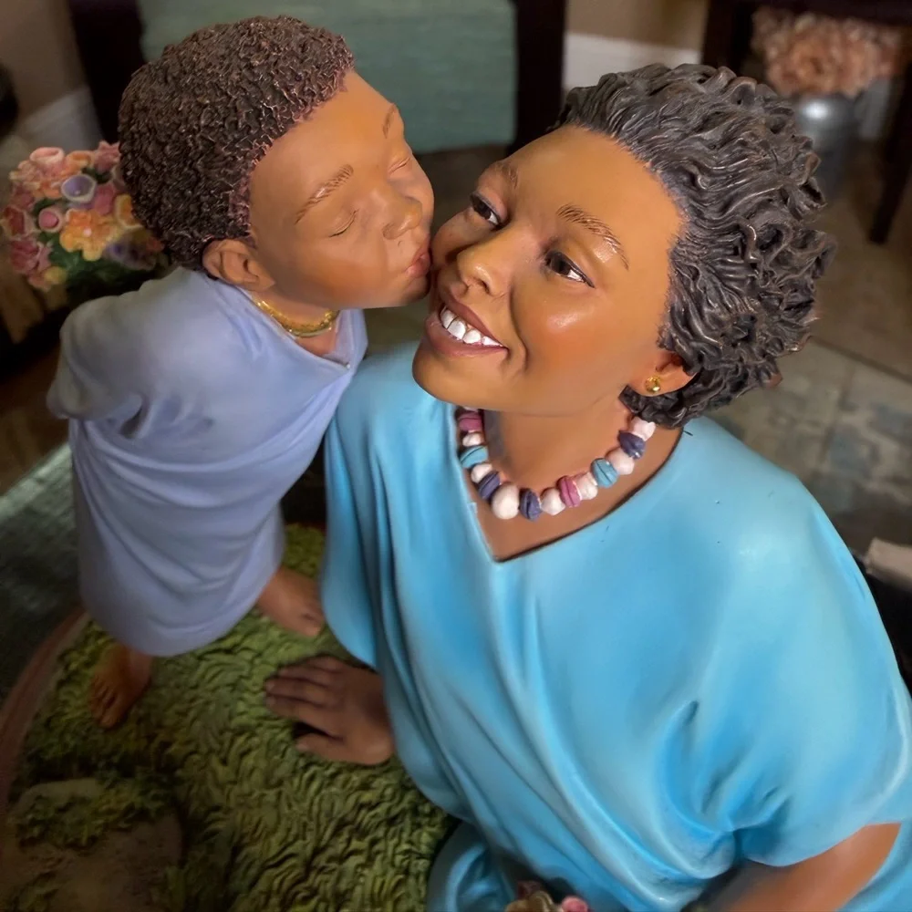 Planting a Kiss Figurine‎ - Thomas Blackshear Collectible